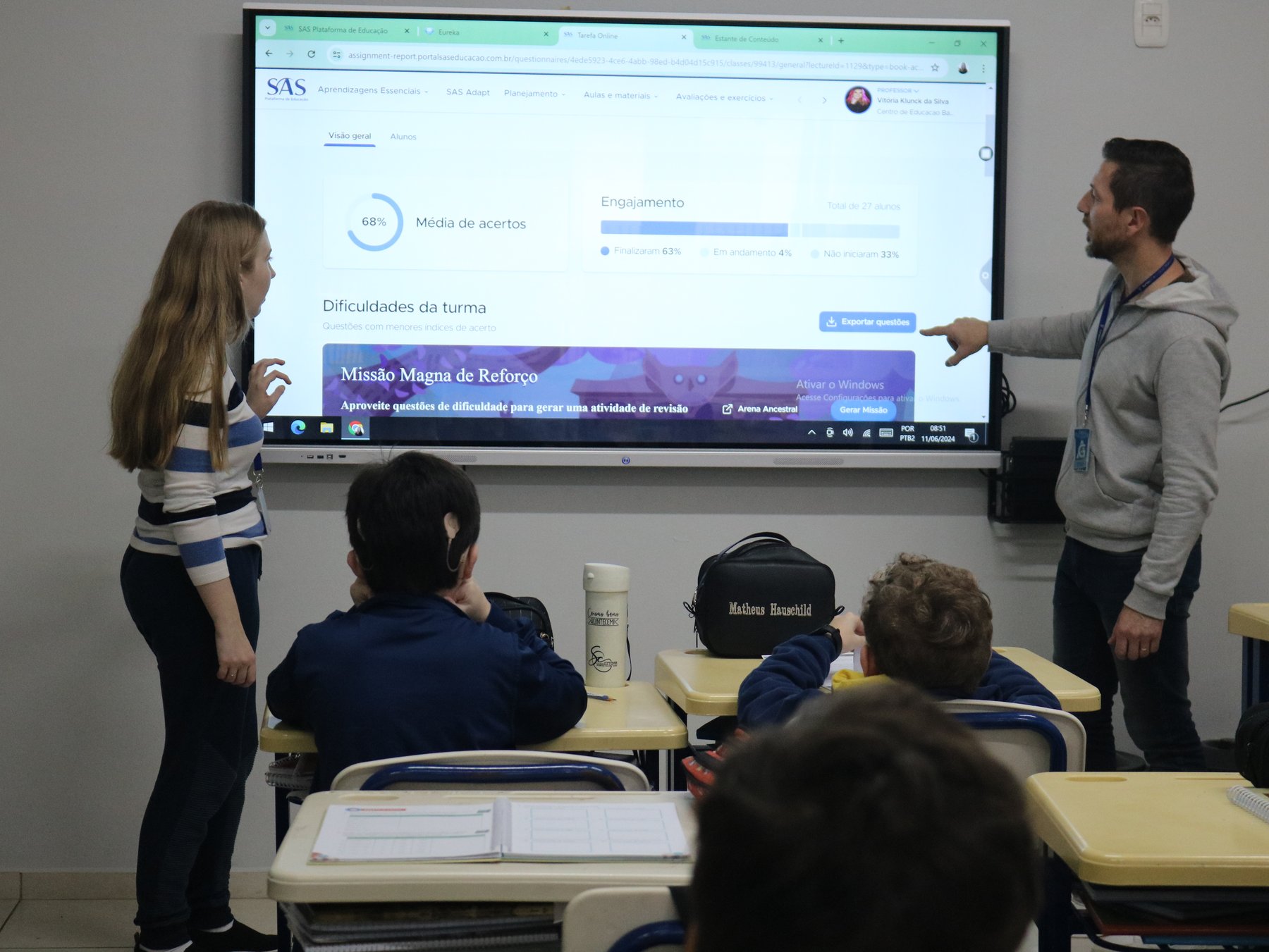 Dois professores do GA conduzindo a aula na lousa digital
