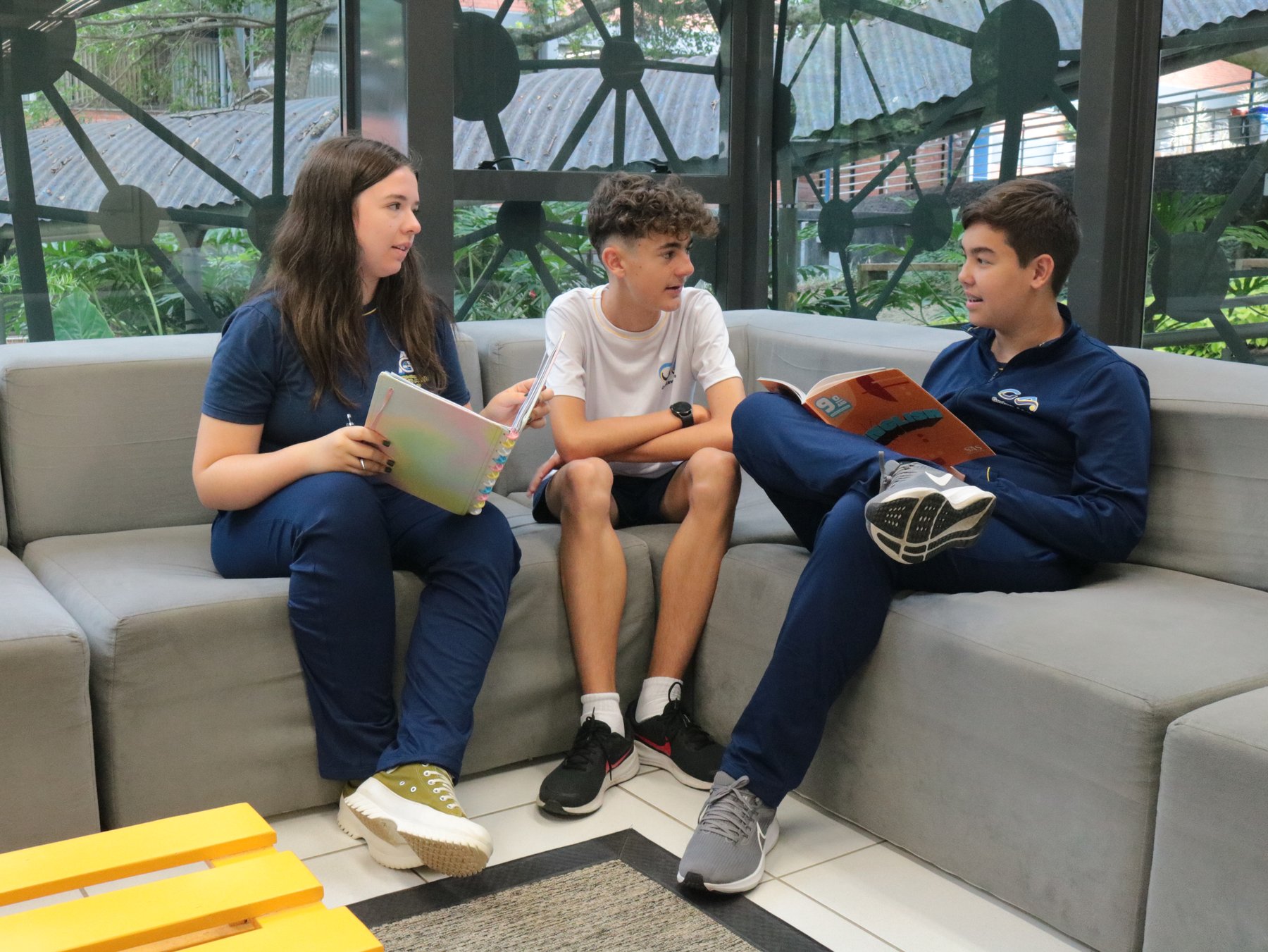 Estudantes do GA lendo e conversando em espaço de convivência