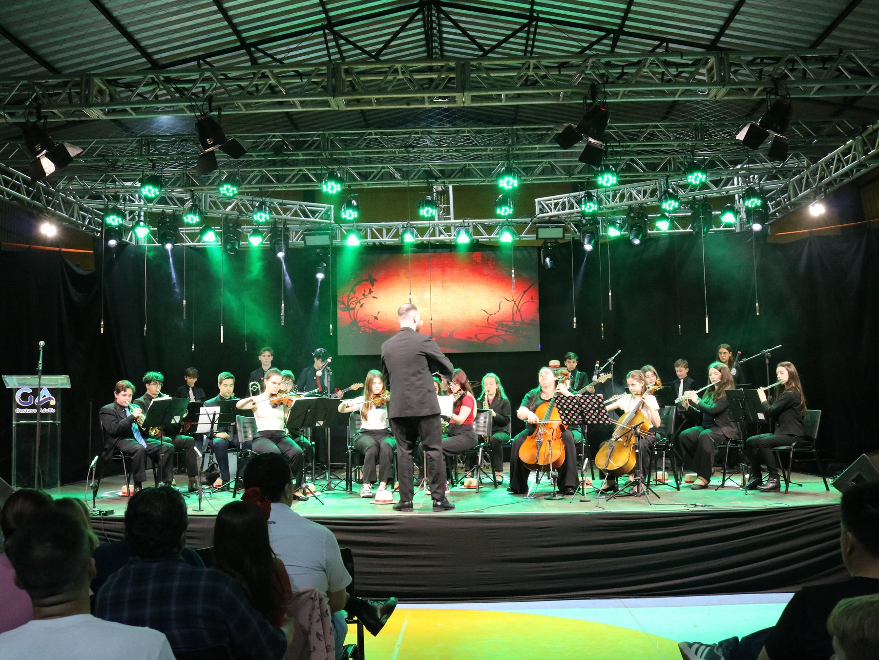 Orquestra do GA em apresentação no palco