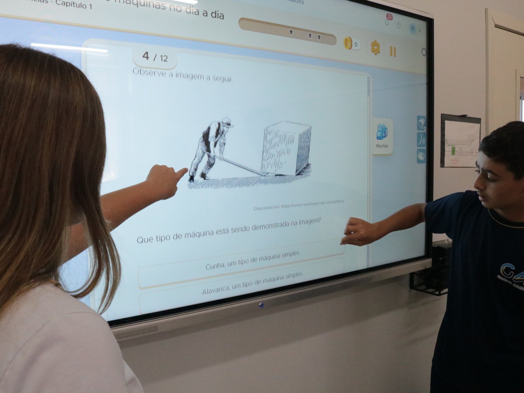 Estudante do GA resolvendo atividade na lousa digital