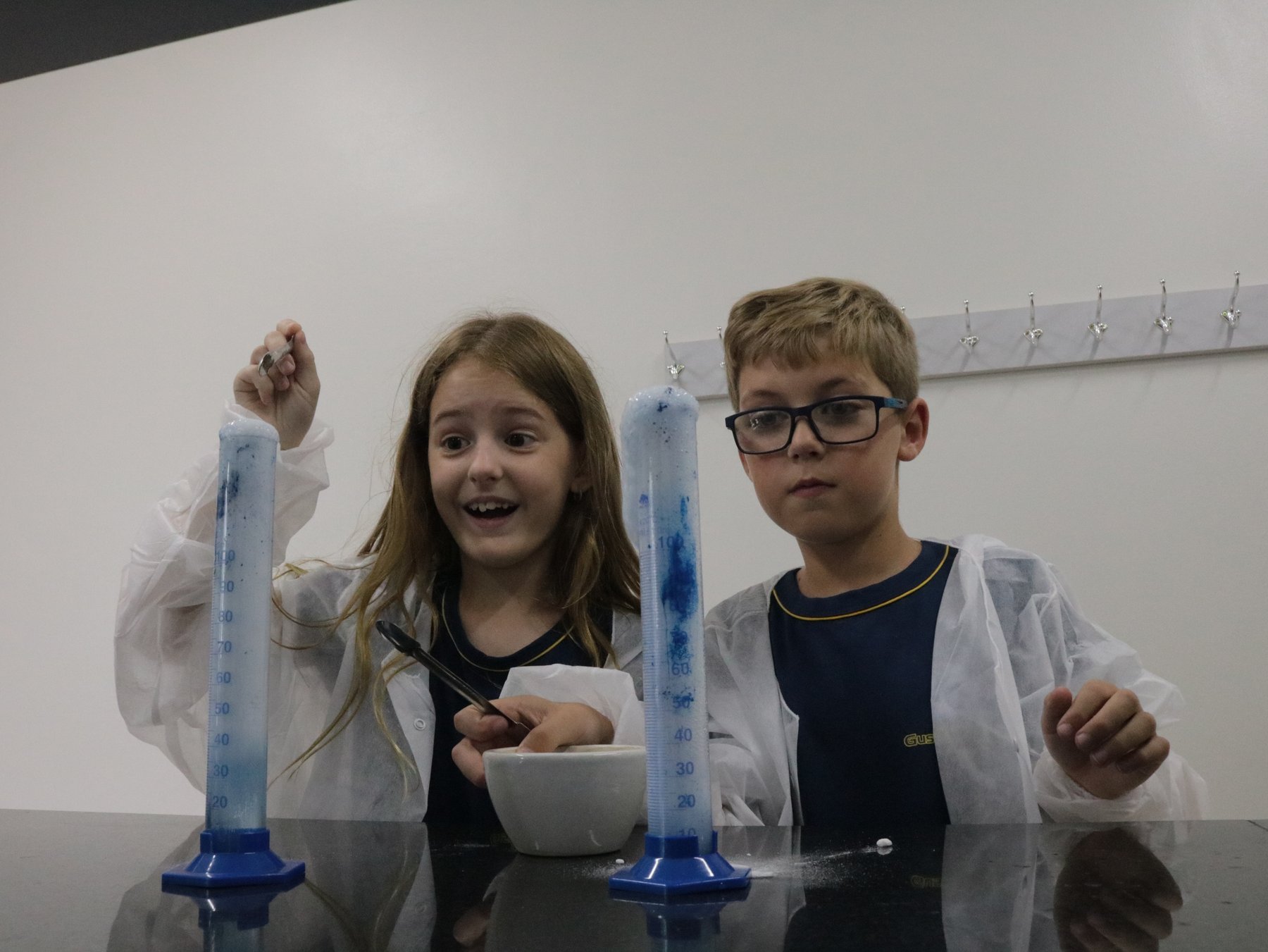 Estudantes do GA manuseando provetas no laboratório