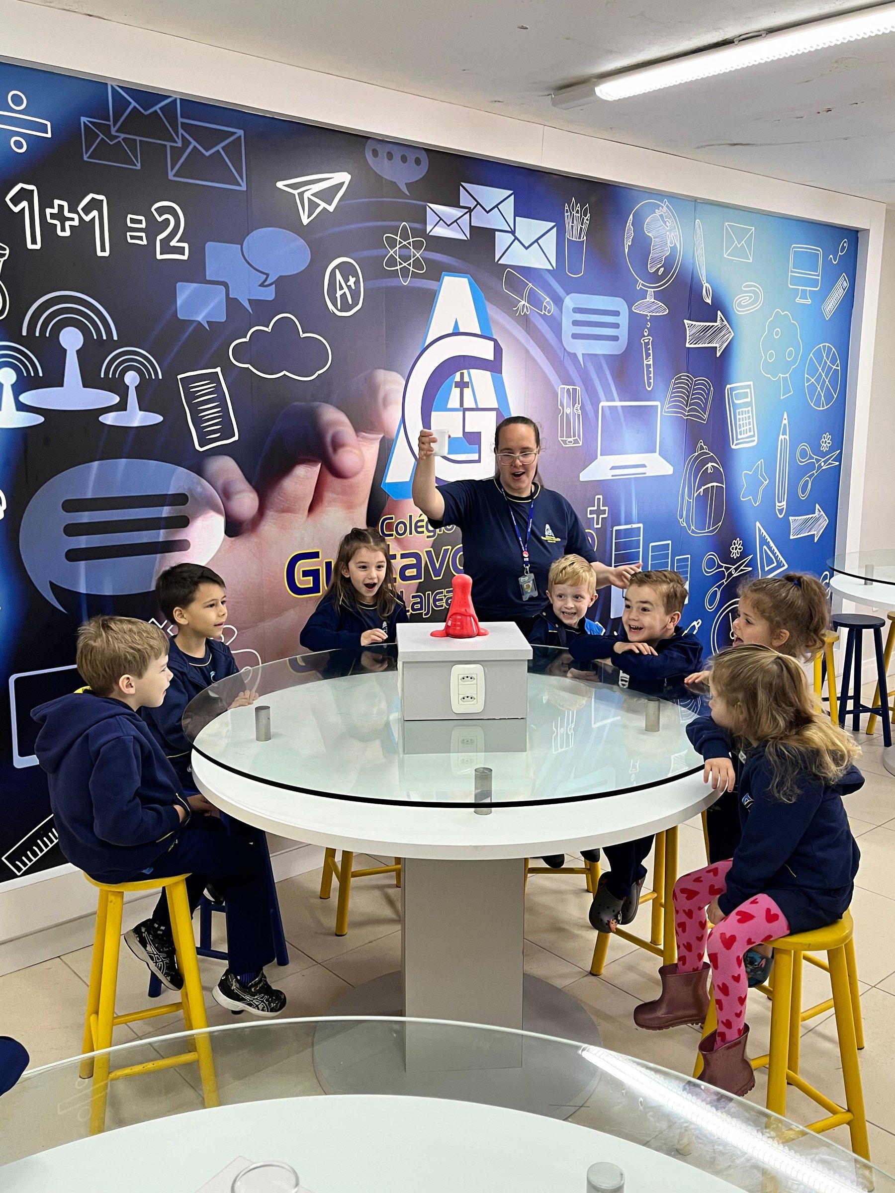 Crianças da Educação Infantil do GA em atividade na mesa redonda