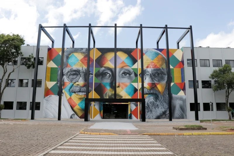 Fachada da Unidade Campus Univates do GA, com o mural de rostos